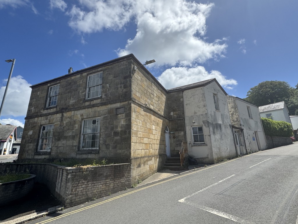 Lot: 80 - VERSATILE PROPERTY WITH POTENTIAL CLOSE TO TOWN CENTRE - View of the property